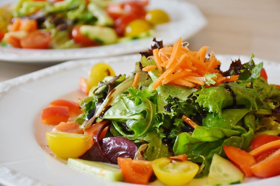 salade de légumes aux herbes pour le régime céto