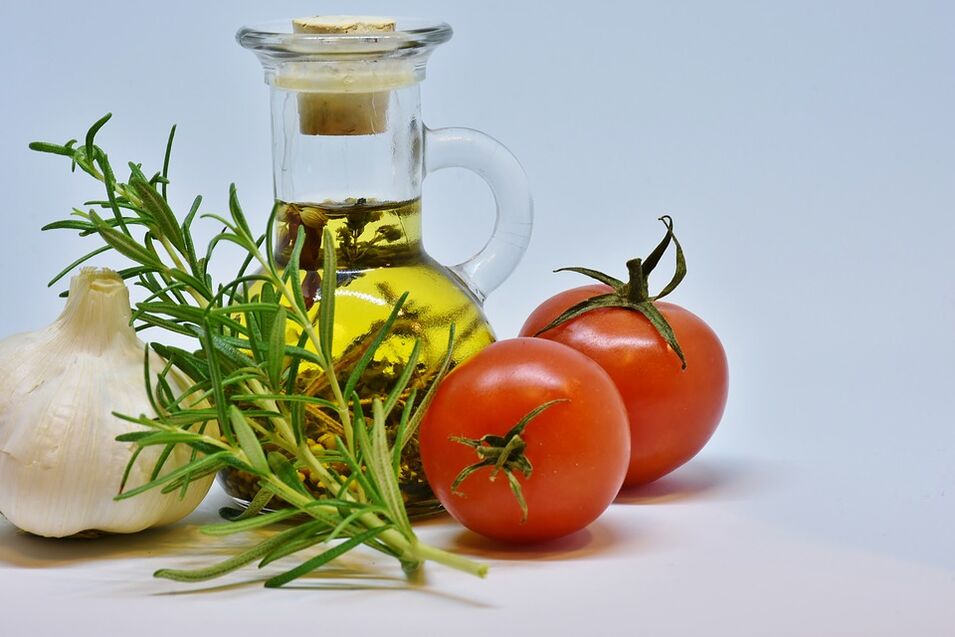 tomates à l'ail et huile pour le régime céto