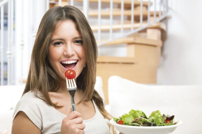 manger une salade de légumes sur un régime préféré